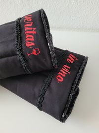Bandagierunterlagen schwarz rote schrift
